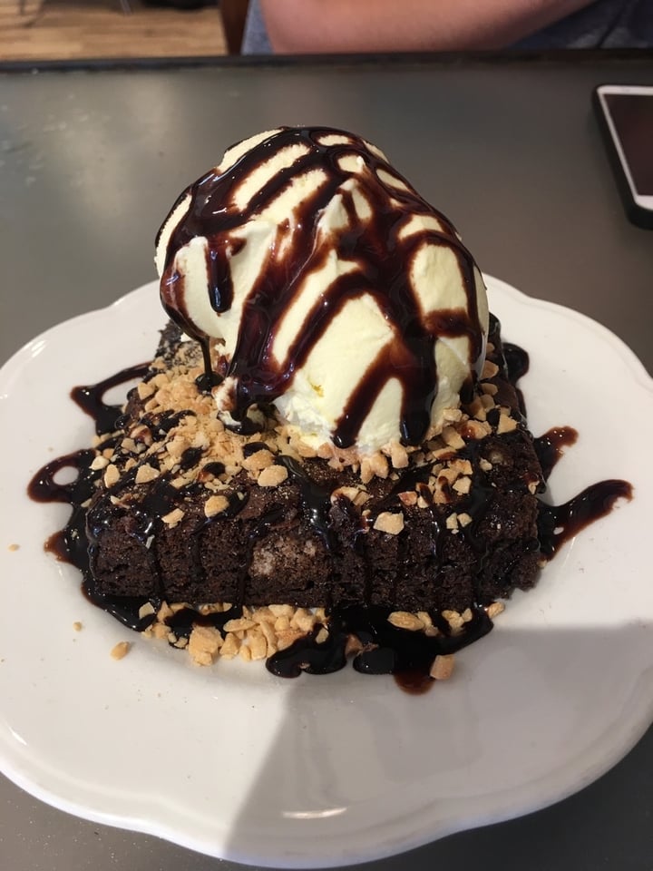 review photo of Loving Hut Brownie Con Helado shared by @sofignzalez on 01 Dec 2019 - review