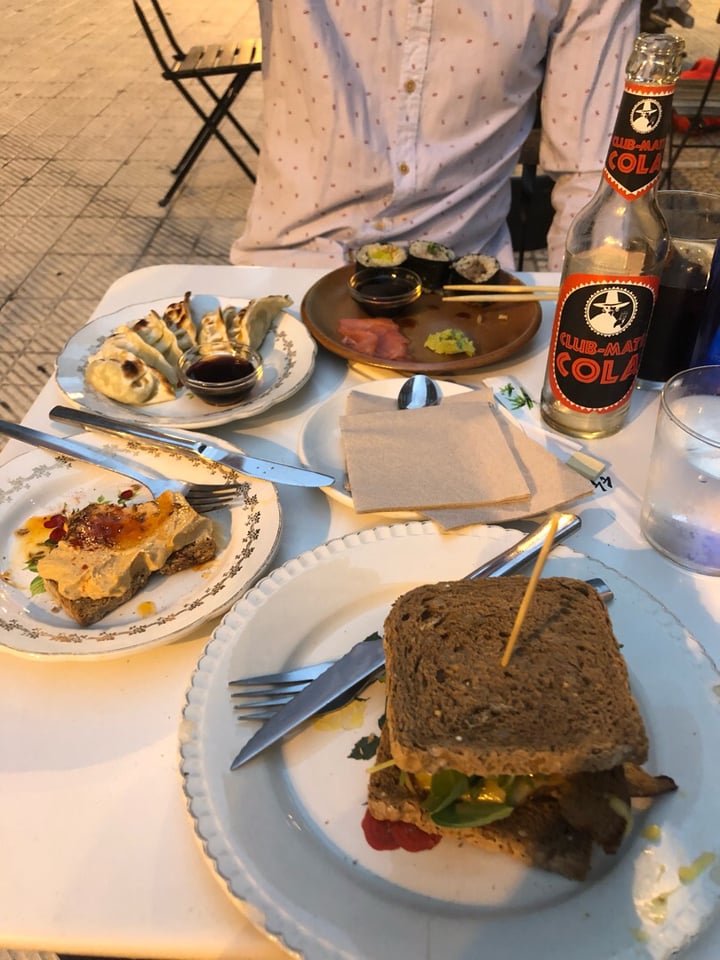 photo of LA CAMELIA VEGAN BAR Gyozas, tosta de hummus, sanwich seitan shared by @nala4 on  11 Aug 2019 - review