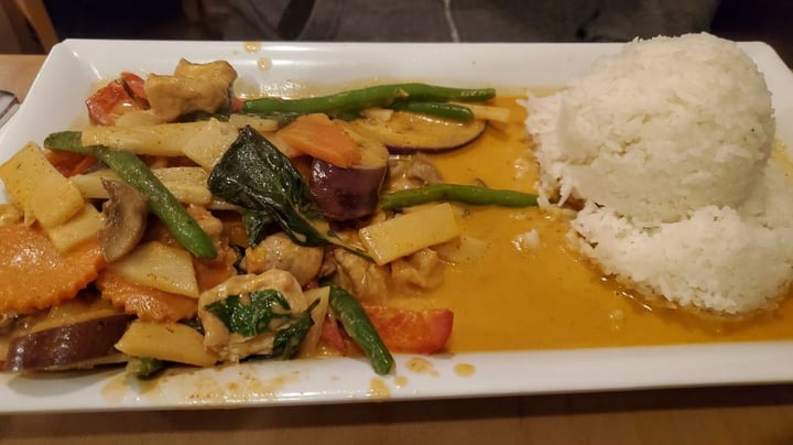 photo of Pho Basil Drunken Noodles And Red Curry shared by @veganprani on  12 Nov 2019 - review