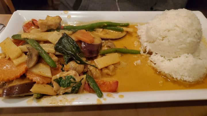 review photo of Pho Basil Drunken Noodles And Red Curry shared by @veganprani on 12 Nov 2019 - review