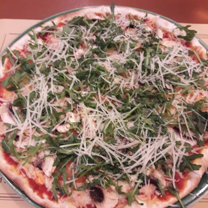 photo of Francesinhas Al Forno da Baixa Pizza de rúcula y champiñones shared by @juliastepanenko on  10 Mar 2022 - review