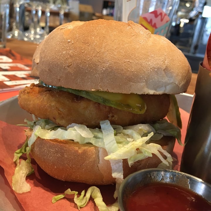 photo of Beertown Public House Guelph Vegan Carolina Fried Chick’n Sandwich shared by @scottofsherwood on  13 Mar 2020 - review