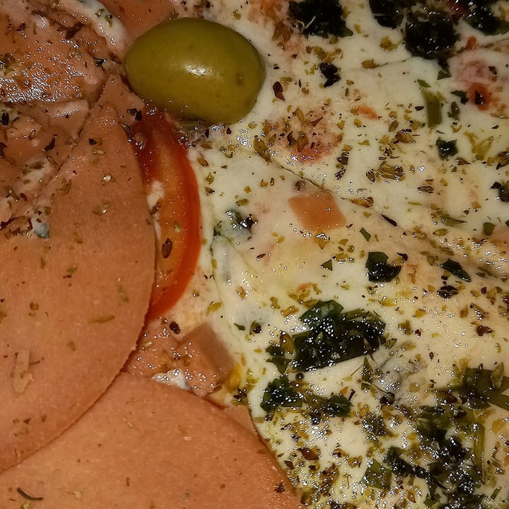 photo of Pizza Who? Empanadas and Pizzas Premium Pizza garden y napolitana con jamon vegan shared by @victoriiiame on  25 Oct 2021 - review