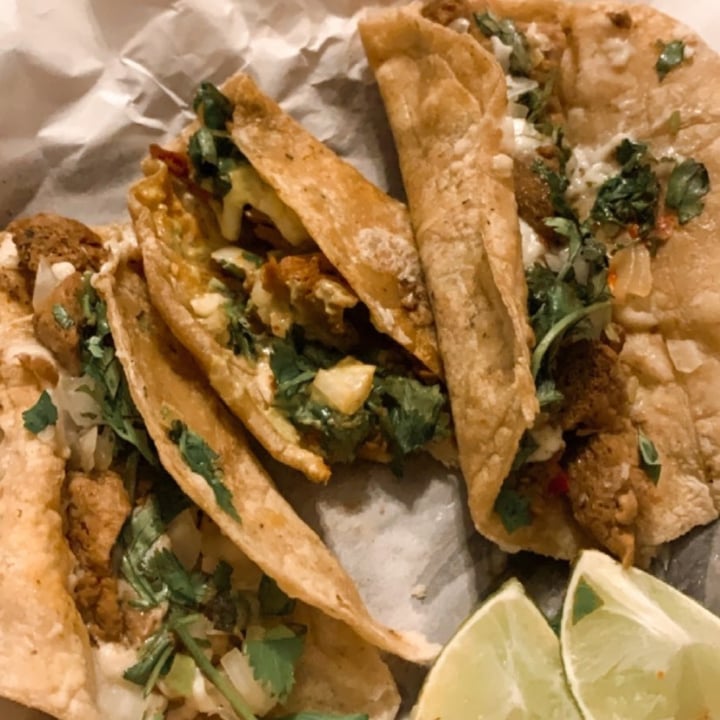 review photo of La Revolucion Vegana Taco de pastor shared by @luisabz on 29 Sep 2021 - review
