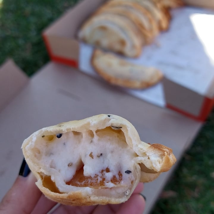 photo of Empanadas de 10 Empanada Capresse shared by @yoanamamon on  11 Nov 2020 - review