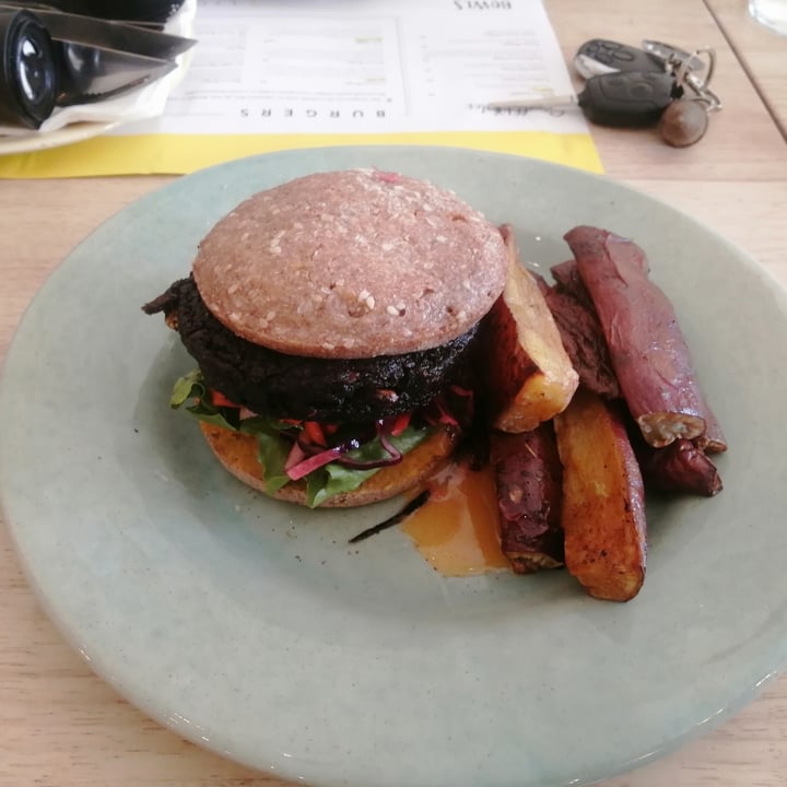 review photo of Lexi's Healthy Eatery Charcoal Burger shared by @stevieb93 on 10 Sep 2021 - review