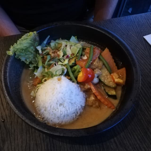 Photo of the dish “Tofu In Erdnusssauce Mit Reis Und Gemüse”
