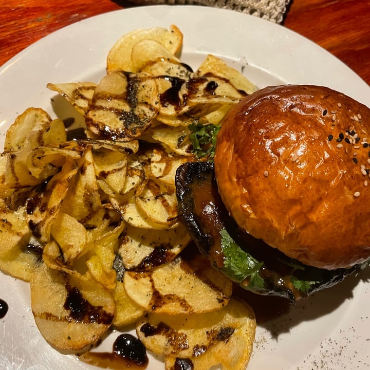 photo of Basic Bistro Napoli Burger shared by @mariajamison on  07 Apr 2022 - review