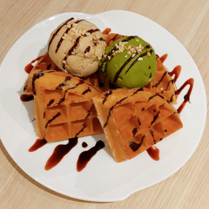 photo of WS Deli Experience Store Waffle and 2 flavored snowballs shared by @jxvegjournal on  04 Sep 2019 - review