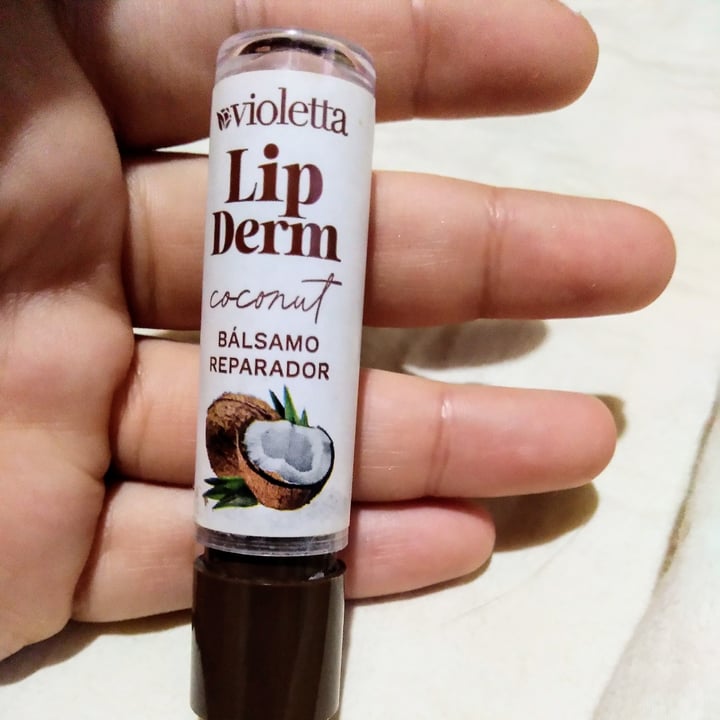 photo of Violetta cosméticos Bálsamo reparador coconut lip derm shared by @biancaro on  30 Dec 2020 - review