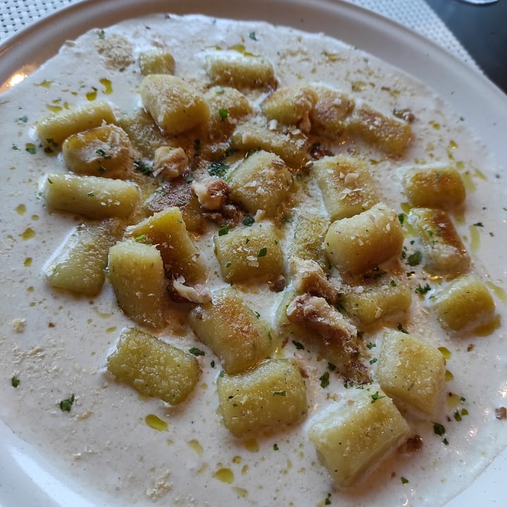 photo of Paradiso pizzeria Gelateria Gnocchi with vegan cheese and walnuts shared by @tuscanvegan on  26 May 2022 - review
