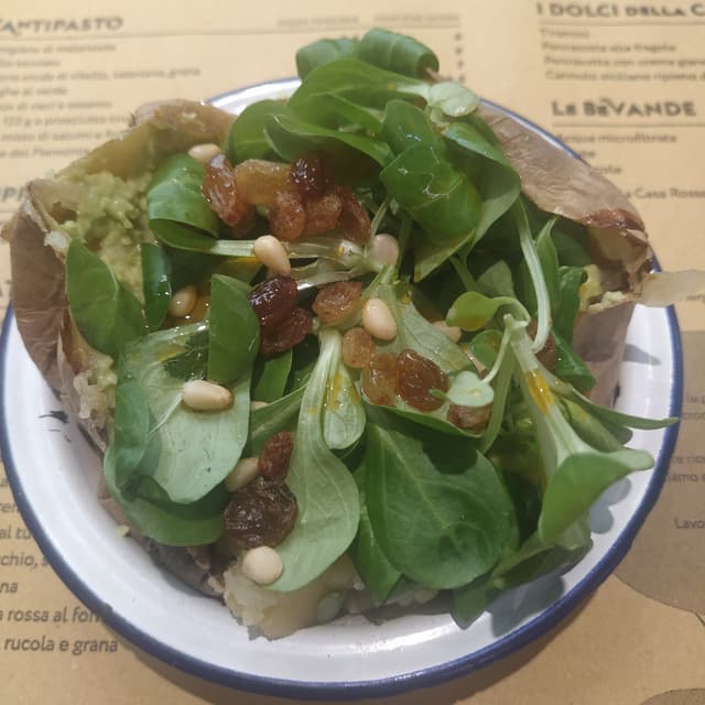 菜肴“Patata Con Crema Di Fave, Valeriana, Uvetta, Pinoli E Olio All'aglio E Peperoncino”的照片