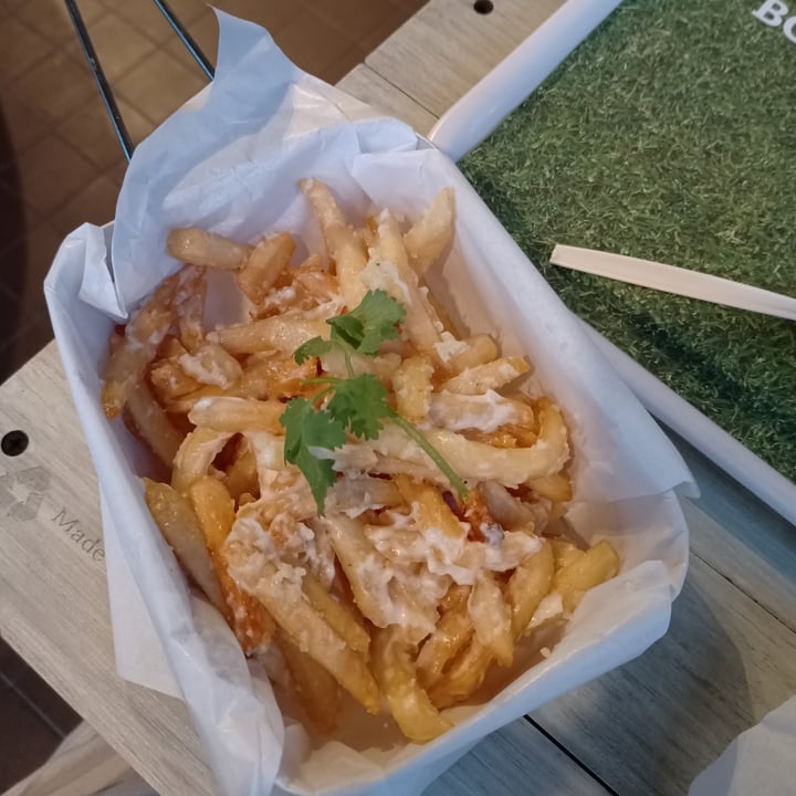 photo of VeganBurg Singapore Creamy Garlic Fries shared by @skootykoots on  03 Mar 2022 - review