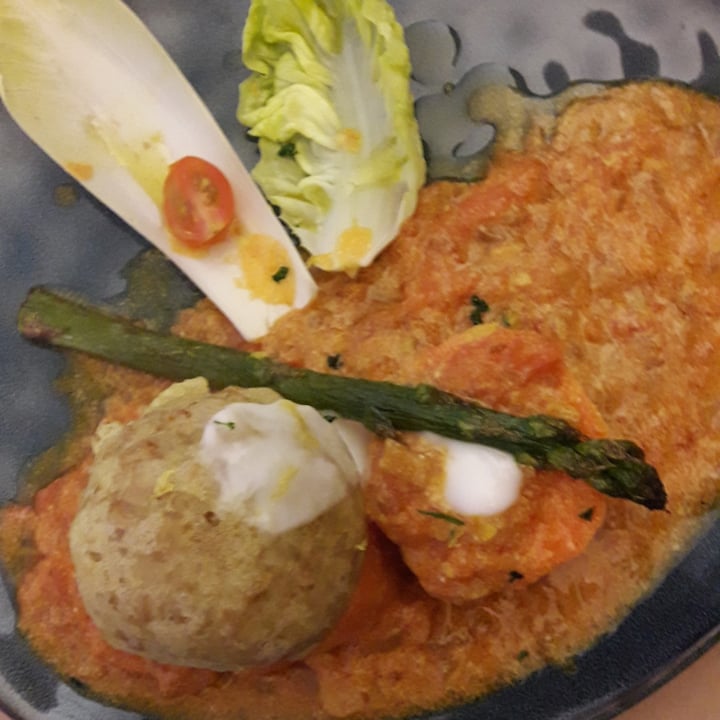 review photo of El Berenjenal Thai Curry De Boniato Con Albóndiga De Avena Y Salsa De Almendra Amarga shared by @albertoosl on 08 Nov 2022 - review