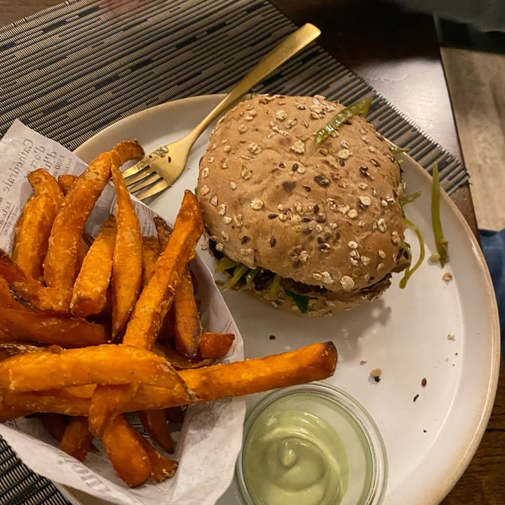review photo of Goldkind Vegan Burger shared by @hgoeseast on 01 Apr 2022 - review