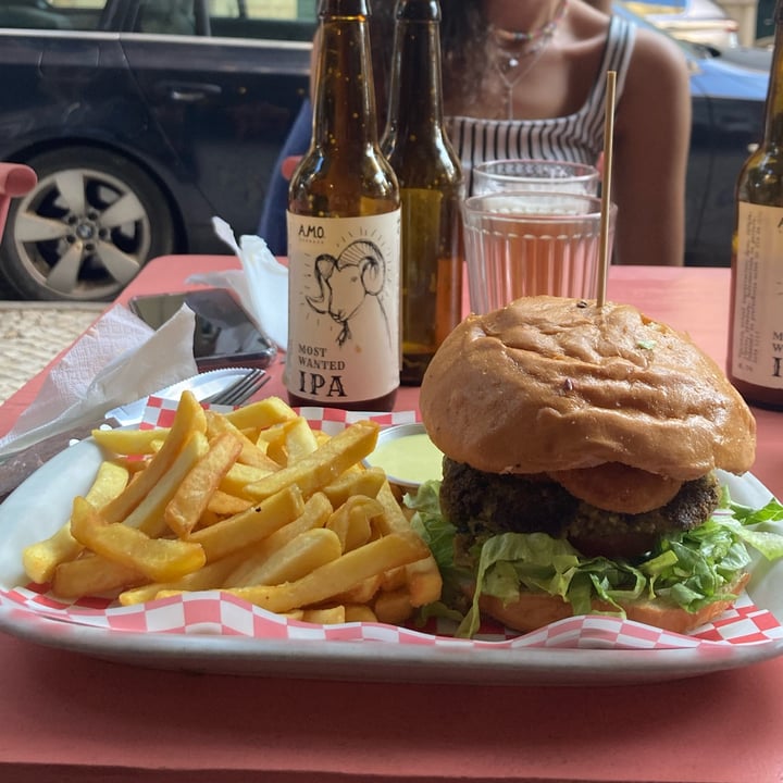 photo of Vegan Junkies Burger “So fresh and so clean” shared by @micolino on  06 Jul 2022 - review