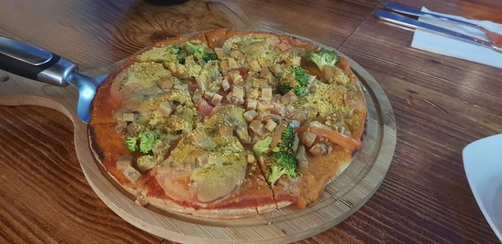 review photo of nomVnom Bistro FOMO Pizza shared by @carrots on 12 Mar 2020 - review