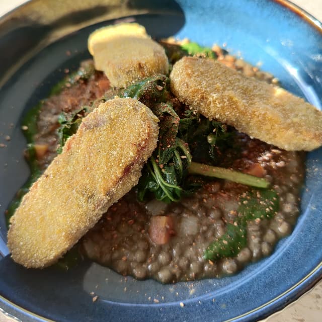 菜肴“Tempeh di lenticchie fritto, con lenticchie in umido,cime di rapa e polvere di finferli”的照片