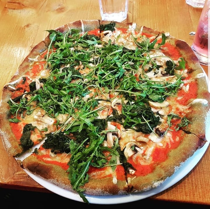 photo of Dough Spinach, Mushroom, Rocket and 'Cheese' Pizza shared by @vegaimz on  08 Sep 2019 - review