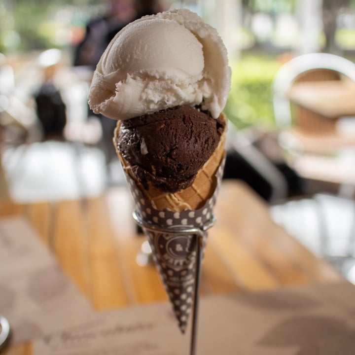 photo of El Corral Gourmet Atlantis Helado De Leche Vegetal De Chocolate (Cacao Nibs) Y Vainilla shared by @mayeetavera on  18 Nov 2022 - review