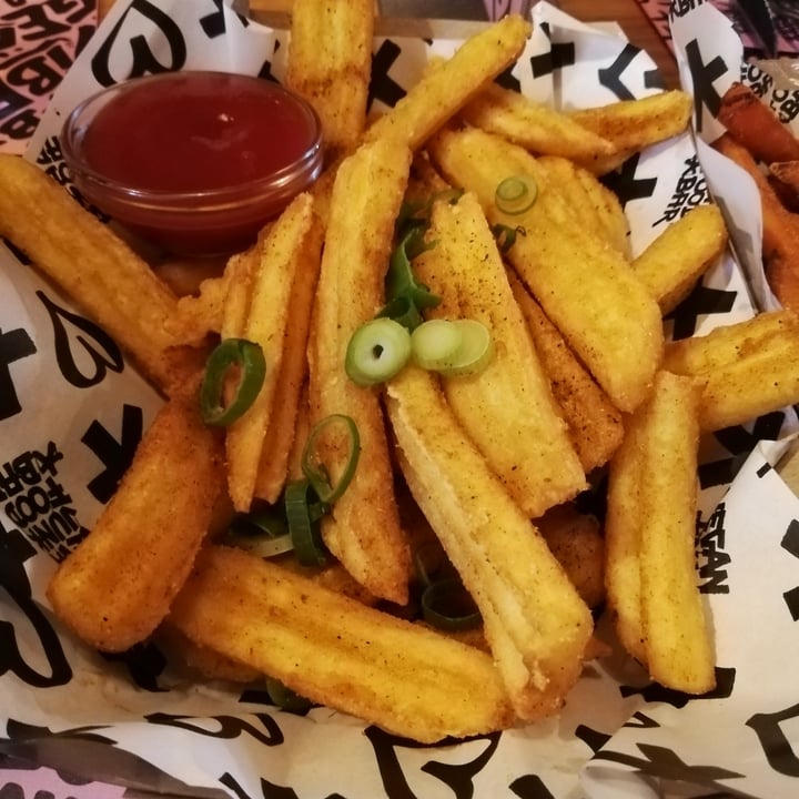 photo of Vegan Junk Food Bar Spicy XL Fries shared by @yerbster4 on  09 Dec 2021 - review
