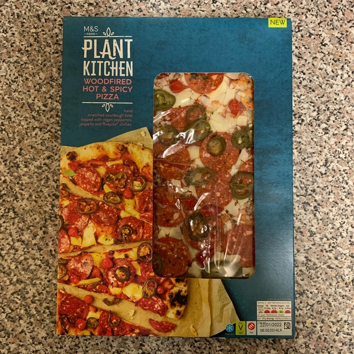photo of Plant Kitchen (M&S) Woodfired hot and spicy pepperoni pizza shared by @sbarlxw on  18 Jan 2022 - review