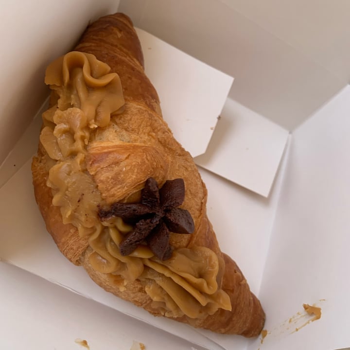 photo of La Besneta croissant de dulce de leche vegano shared by @helenpfuertes on  07 Feb 2022 - review