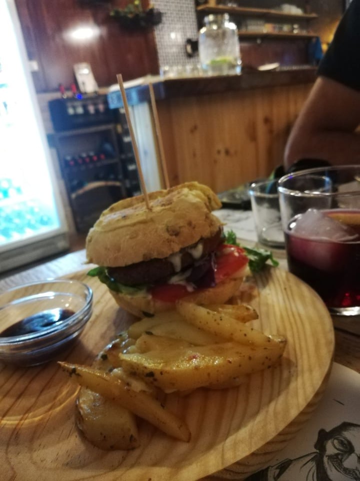 photo of El Jardín de los Dragones Súper hamburguesa con patatotas mágicas shared by @elenatova on  27 Jun 2019 - review