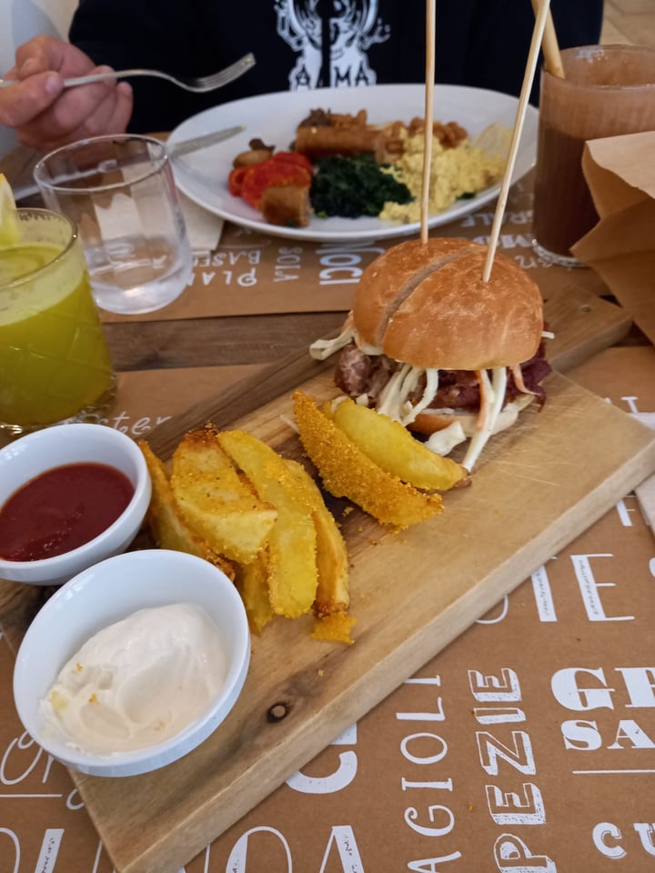 review photo of Sementis Burger This isn't chicken al barbecue shared by @lum0s on 03 May 2022 - review