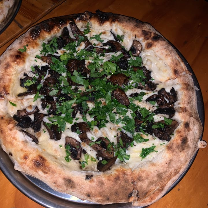 photo of Lado V Pizza De Hongos shared by @naleuem on  26 Nov 2021 - review