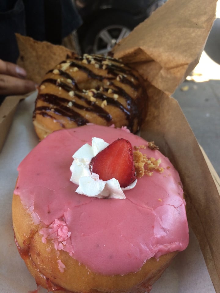 review photo of Donut Corp. Dona frutilla shared by @svderu on 20 Feb 2020 - review