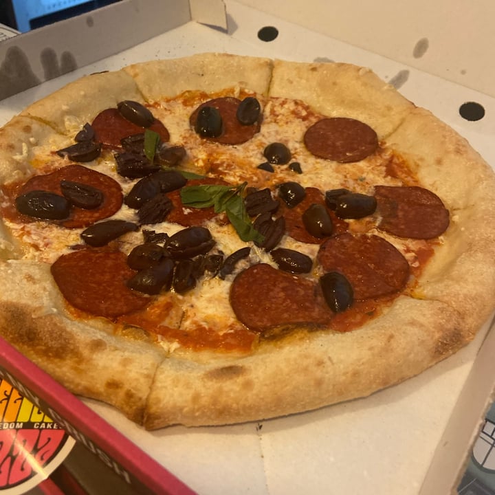 photo of New Freedom Cakes Café Pizza pepperoni picante shared by @blancavinas on  07 Nov 2021 - review