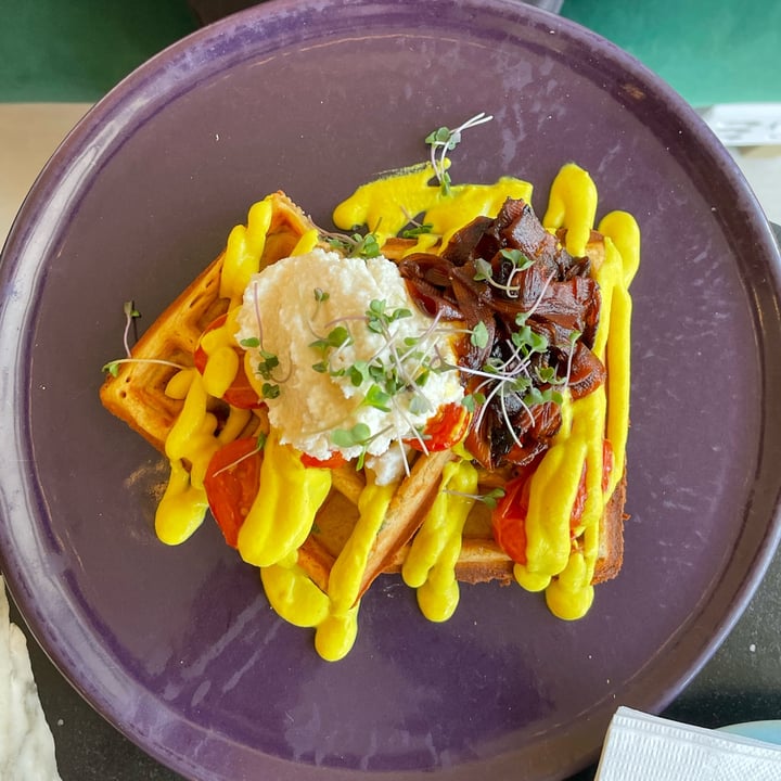 photo of Lexi's Healthy Eatery Savoury waffles shared by @lassetiereleben on  03 Apr 2022 - review