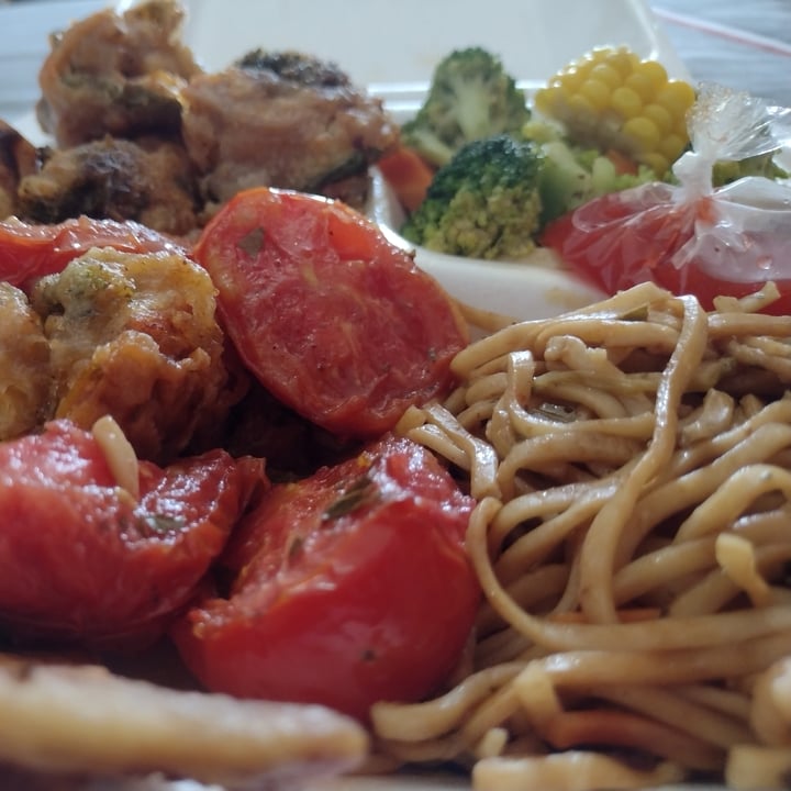 photo of Mi Kai Cocina Vegetariana Almuerzo ( tomate, chao mein, vegetales y tempuras de vegetales) shared by @jcarlos1 on  06 Jul 2022 - review