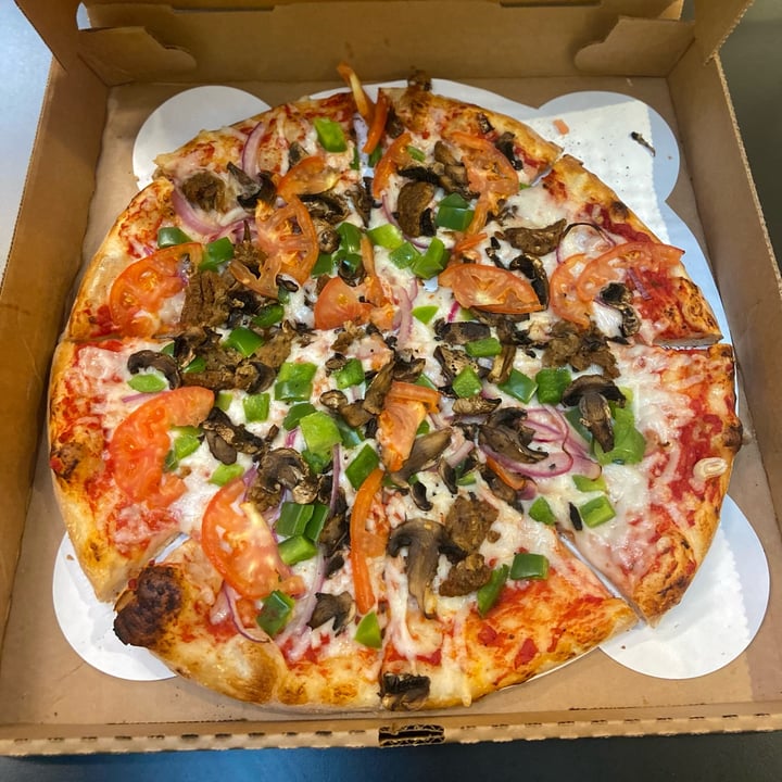 review photo of Troys Italian Kitchen Vegan Pizza (Tomato sauce, vegan cheese, vegan sausage, tomatoes, mushrooms, red onions, and green peppers) shared by @kailanin on 04 Dec 2021 - review