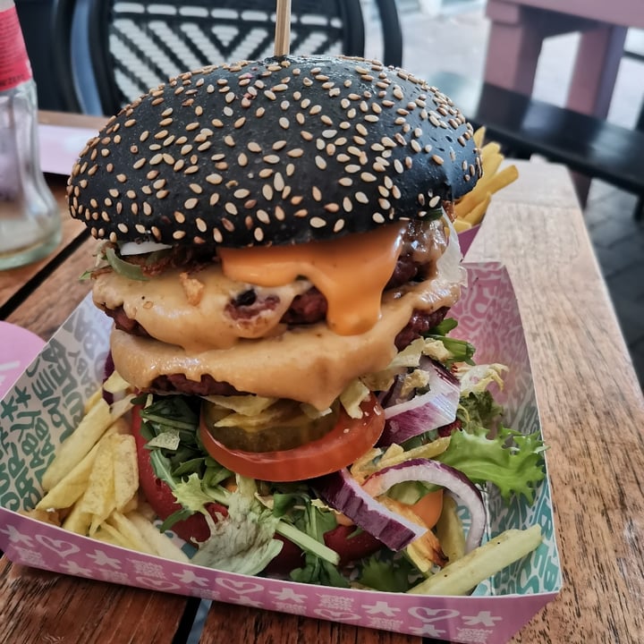 photo of Vegan Junk Food Bar Mc Cruelty Free Burger shared by @nikkibasson on  14 Nov 2022 - review