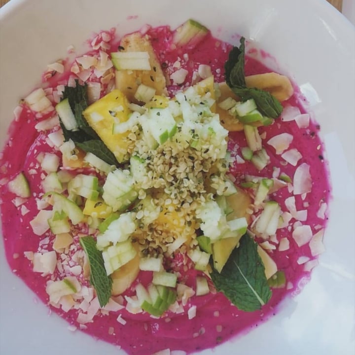 photo of Kauai Dragon fruit smoothie bowl shared by @gypsygirlgoes on  04 Aug 2020 - review