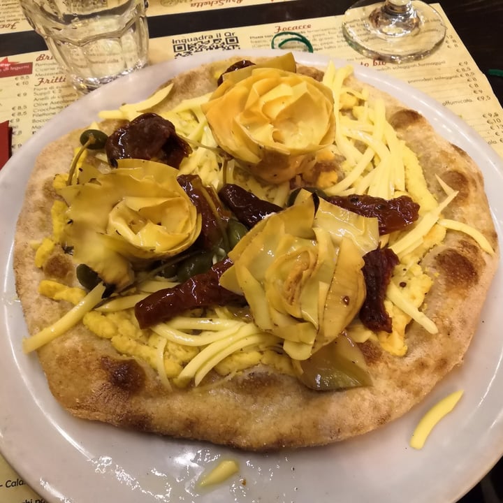 photo of ArVolo Ristorante Pizzeria Pizza Con Crema Di Lupini, Carciofi, Pomodori secchi e Fiori Di Cappero shared by @glamrockcat on  18 Dec 2021 - review