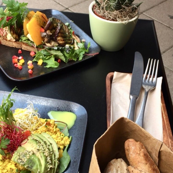 review photo of VEVAY Café Restaurant tofu scramble & hummus bread shared by @waldfee on 15 Aug 2020 - review