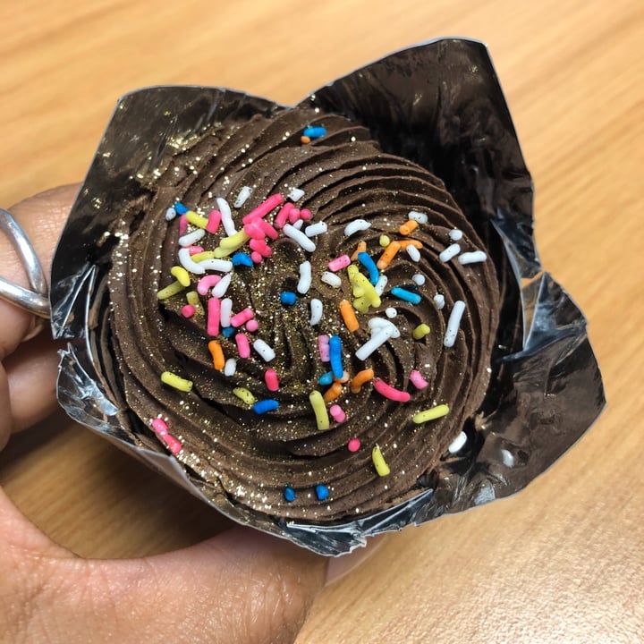 photo of Dolce Bakery Chocolate Cupcake shared by @southernveganupnorth on  01 Nov 2019 - review