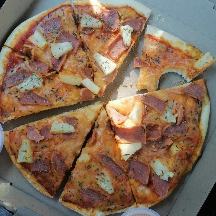 review photo of Calavegans pizza hawaina shared by @dxg on 02 Nov 2022 - review