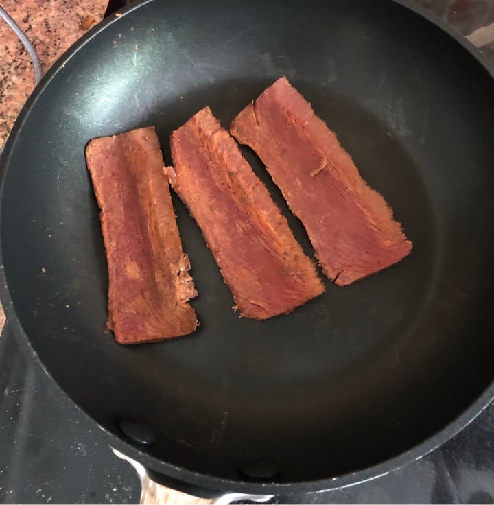 photo of THIS This isn't Bacon Plant-Based Rashers shared by @glutenfreenic on  17 Jun 2020 - review