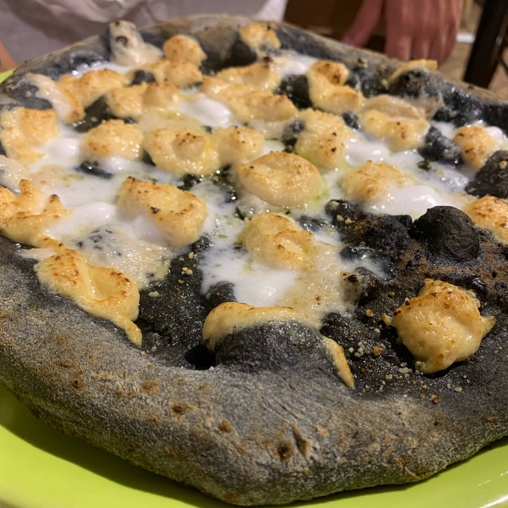 photo of Vitto Pitagorico pizza quattro formaggi vegan shared by @monazenze on  11 Jul 2022 - review
