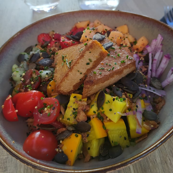 photo of LA FABRIK - Restaurant à Évian-les-Bains vegan poké bowl shared by @aitanajh on  24 Aug 2022 - review