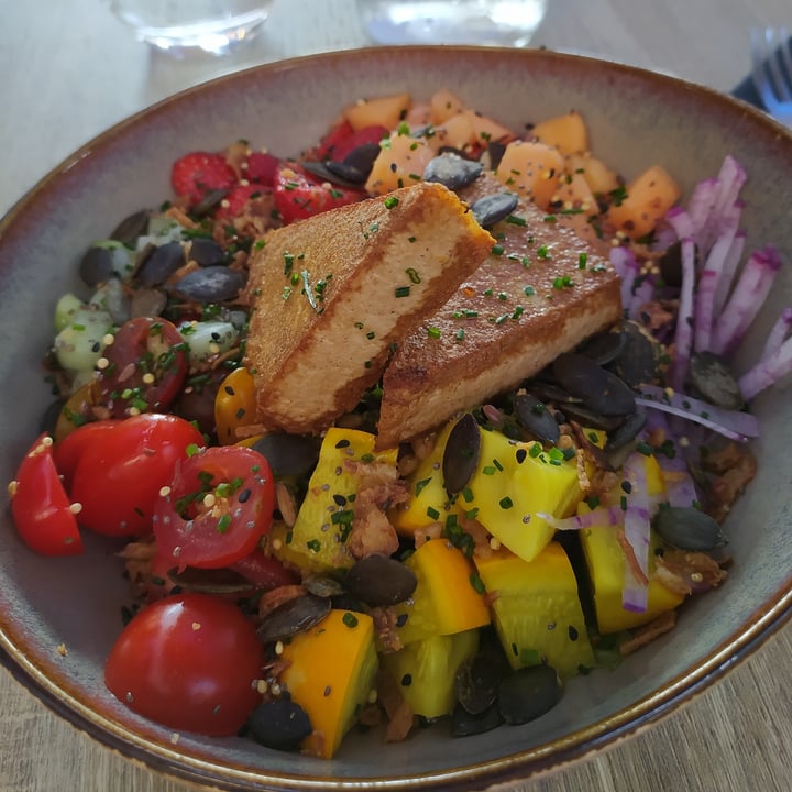 review photo of LA FABRIK - Restaurant à Évian-les-Bains vegan poké bowl shared by @aitanajh on 24 Aug 2022 - review