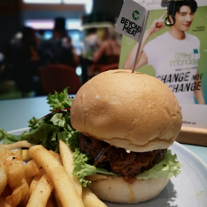 review photo of Green Common Singapore Rendang Burger shared by @evelynteo on 04 Apr 2021 - review