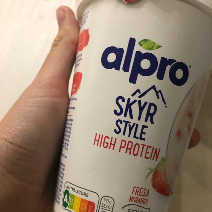 photo of Alpro Fresa Morango Soja Skyr Style High Protein shared by @anacll98 on  20 Nov 2020 - review