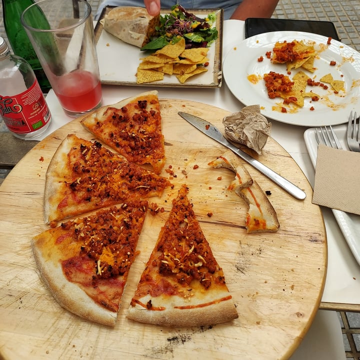 photo of Veganitessen Pizza de chorizo shared by @extremoyduro on  05 Jul 2022 - review