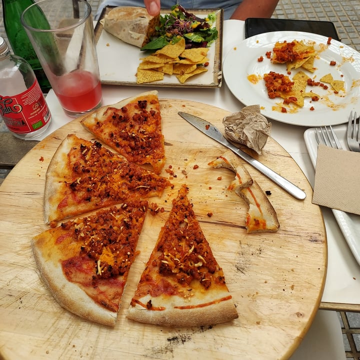 photo of Veganitessen Pizza de chorizo shared by @extremoyduro on  05 Jul 2022 - review