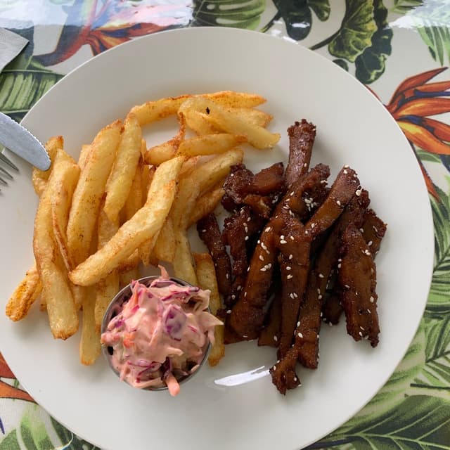 菜肴“Sticky Chicken Wings With Chips And Coleslaw”的照片